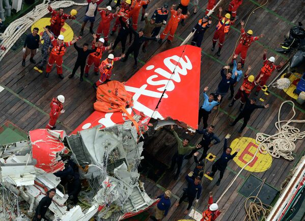AirAsia: des débris de l'avion remontés à la surface - Sputnik Afrique