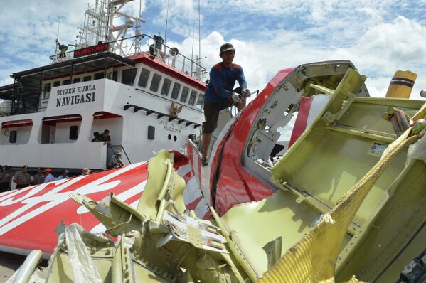 AirAsia: des débris de l'avion remontés à la surface - Sputnik Afrique