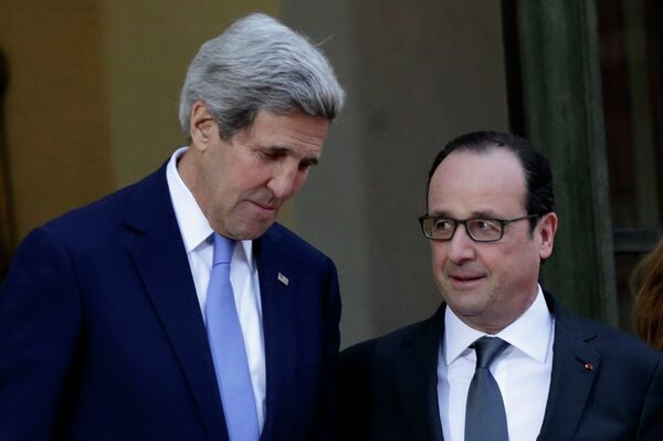 John Kerry et François Hollande à Paris - Sputnik Afrique