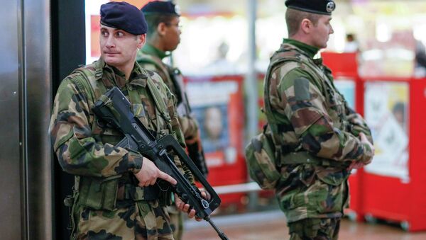 Militaires français en patrouille à Paris - Sputnik Afrique
