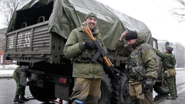 Ополченцы стоят возле военного грузовика, Донецк - Sputnik Afrique