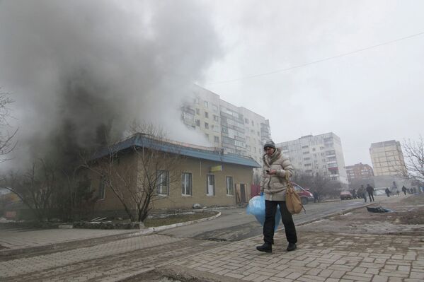 La ville ukrainienne de Marioupol attaquée aux lance-roquettes - Sputnik Afrique