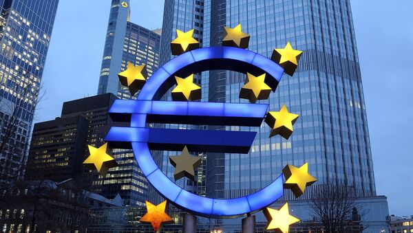 Символ евро возле здания Европейского центрального банка Франкфурте, Германия. Архивное фото - Sputnik Afrique