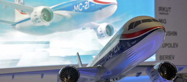 Modèle de l'avion Irkut MS-21 sur le stand de Consortium aéronautique unifié russe au MAKS Farnborough 2014 - Sputnik Afrique
