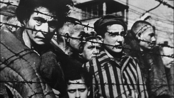 Заключенные за колючей проволокой в концентрационном лагере Освенцим - Sputnik Afrique